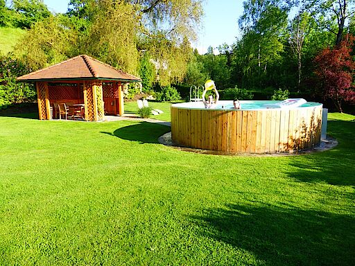 Garten mit Swimmingpool